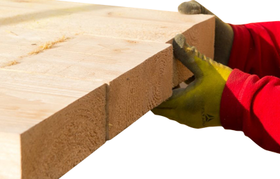 mains tenant des planches en bois